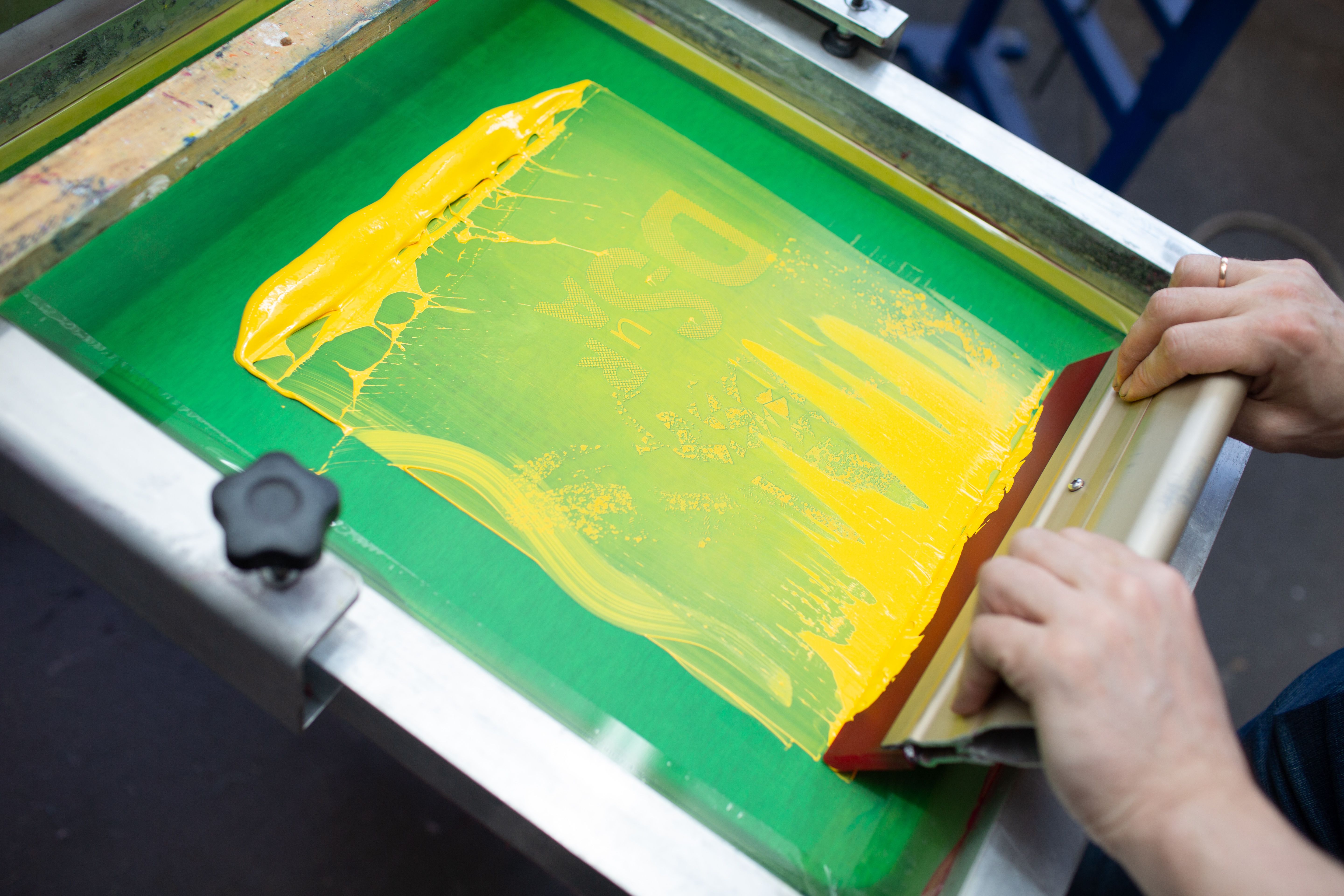 Sustainable screen printing on organic cotton – eco-friendly textile printing for T-shirts and hoodies with water-based inks.