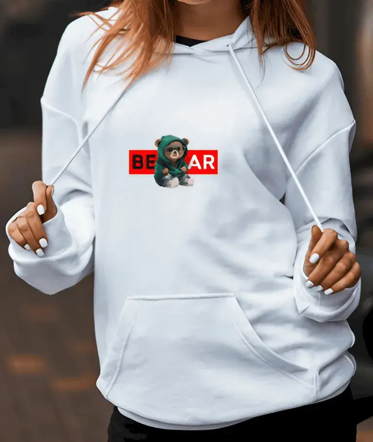Weißer Hoodie mit Bärendesign – individuell gestaltbar Frau trägt weißen Hoodie mit kreativem Bärendesign – perfekt zum selbst gestalten und als personalisiertes Unikat.