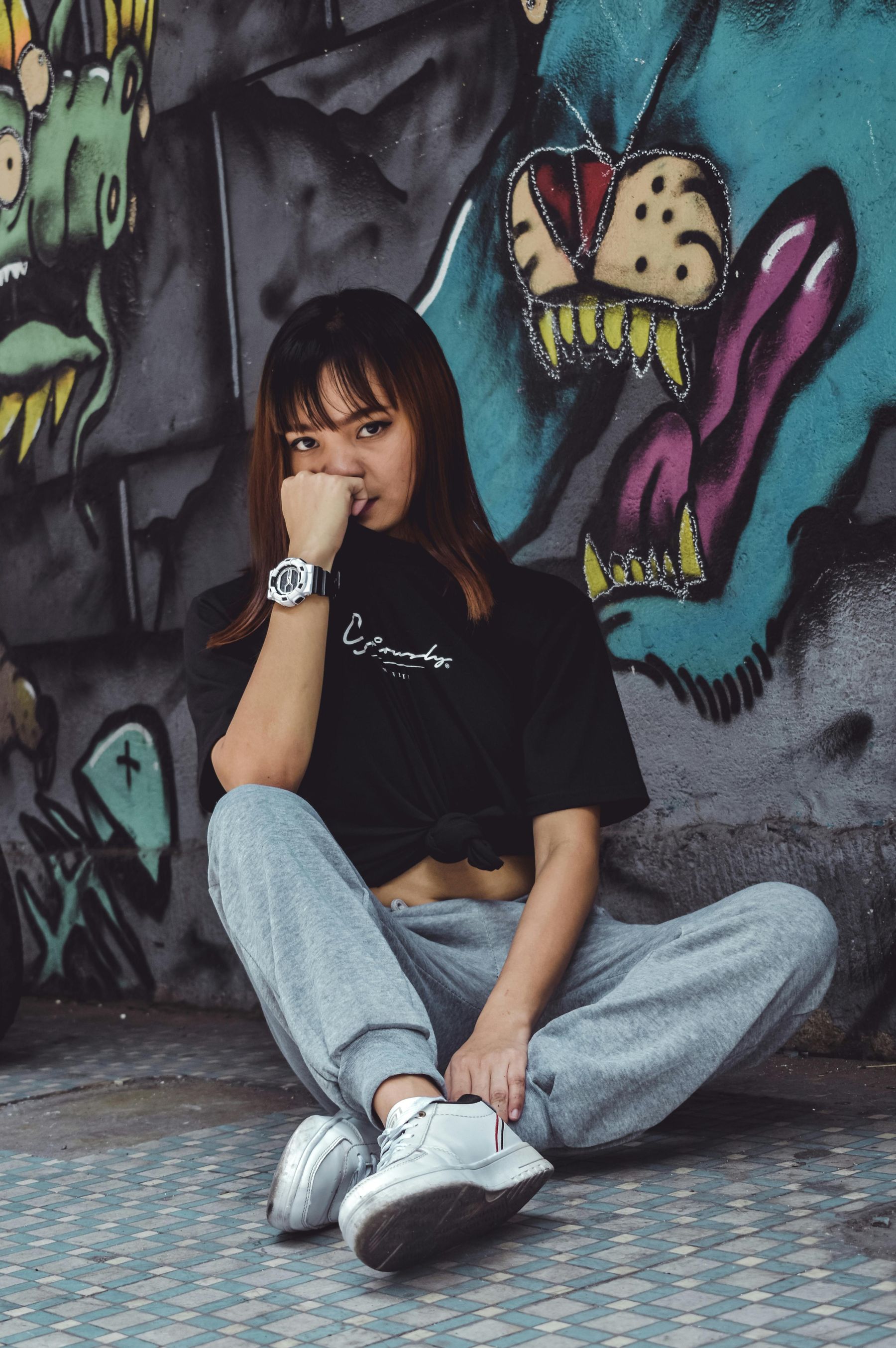 Mädchen mit personalisiertem T-Shirt mit minimalistischem Design Mädchen mit personalisiertem T-Shirt mit minimalistischem Design