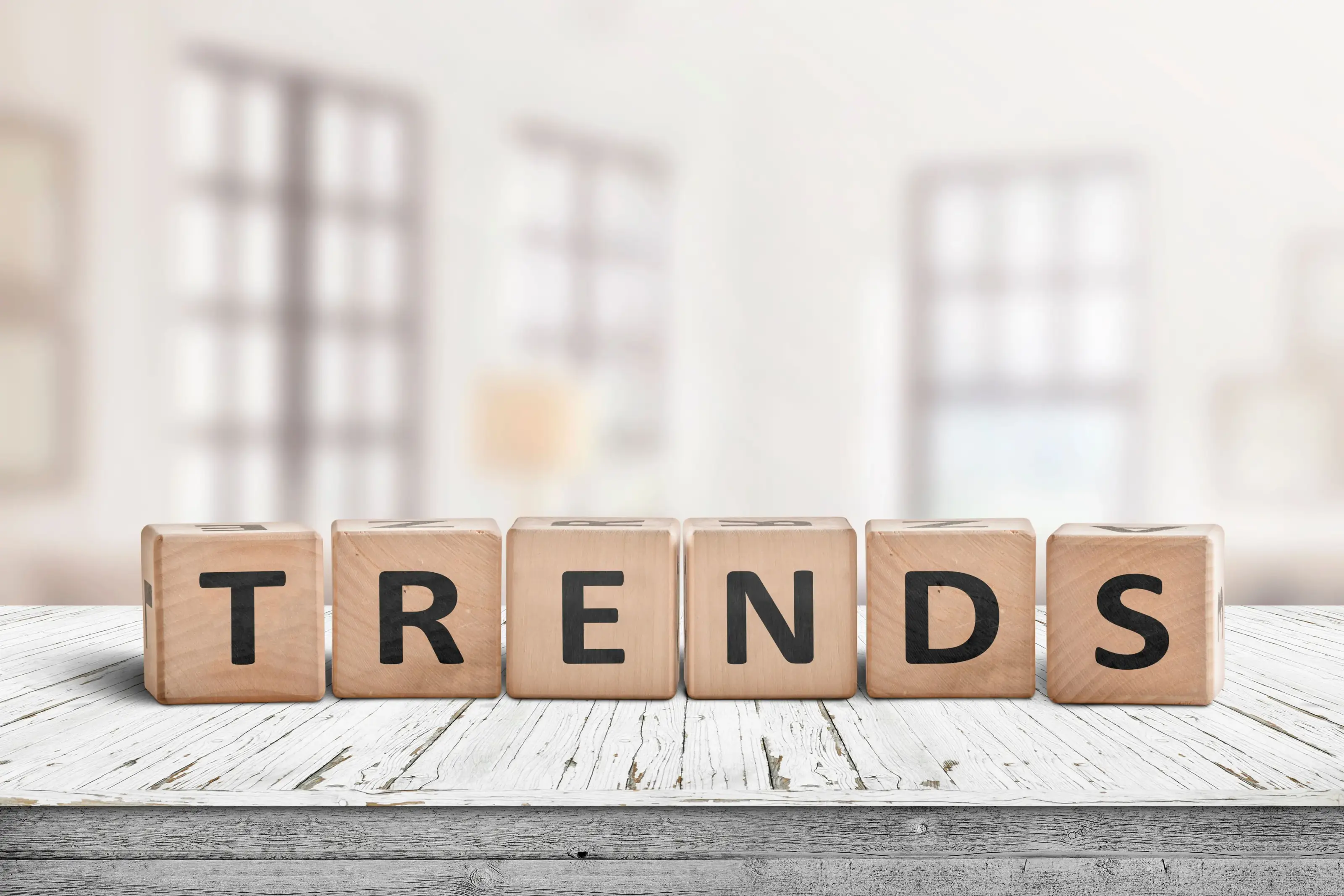 Holzklötze mit dem Wort „Trends“ – Symbolbild für T-Shirt Design Trends 2025, kreative Styles & individuelle Shirt-Gestaltung
